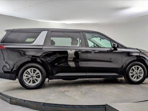 Used 2024 Kia Carnival LX image 9