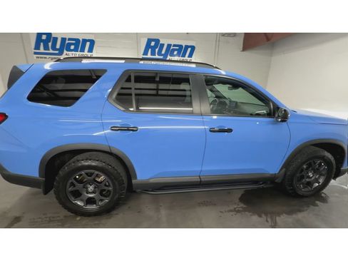 Used 2025 Honda Pilot TrailSport image 9