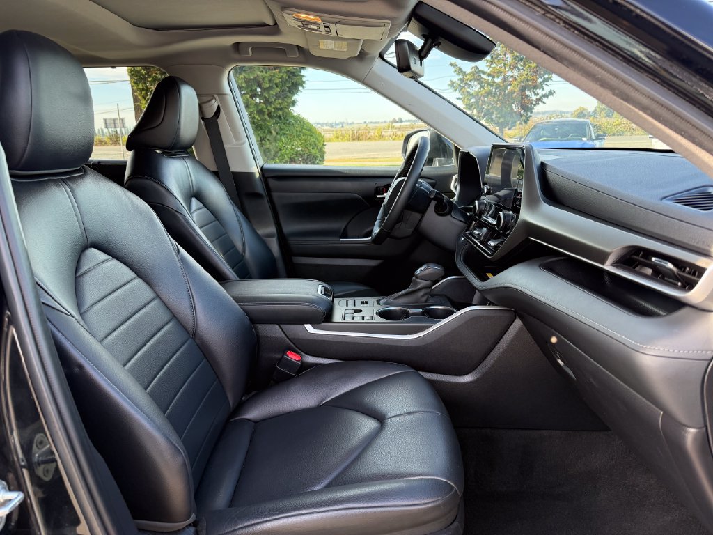Used 2023 Toyota Highlander XLE AWD/4WD image 13