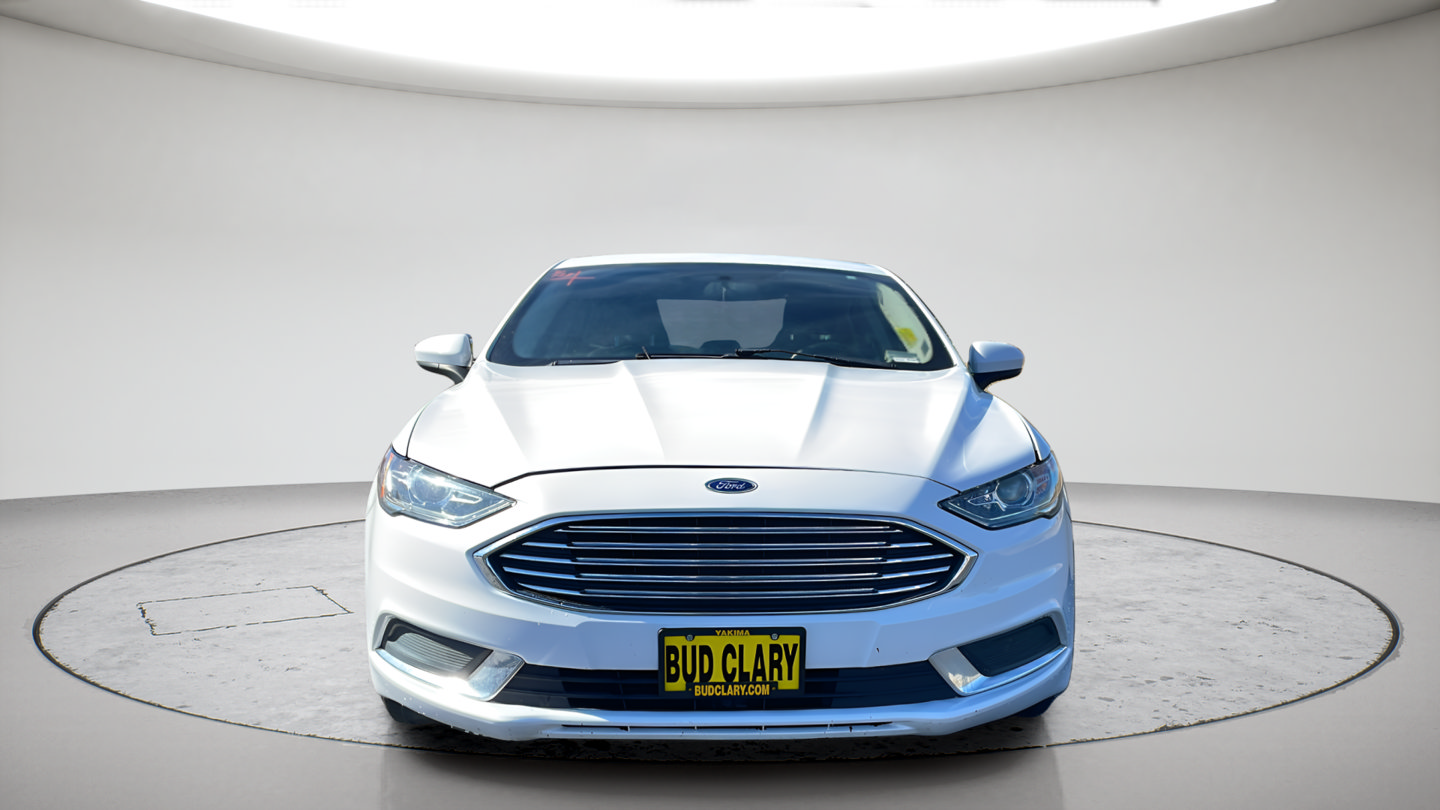 Used 2017 Ford Fusion SE w/ Fusion SE Technology Package FWD image 2