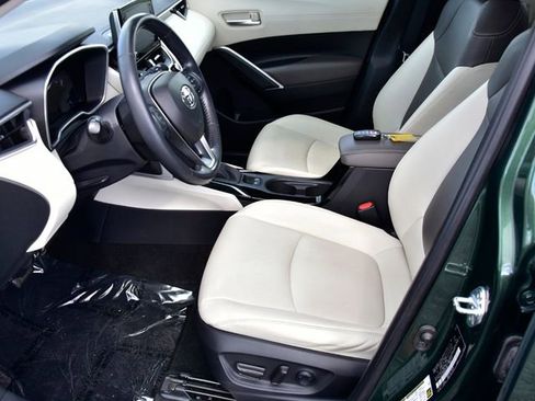 Used 2022 Toyota Corolla Cross XLE w/ Convenience Package image 12