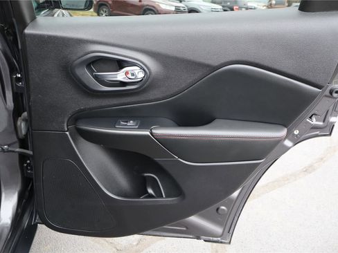 Used 2019 Jeep Cherokee Trailhawk image 29