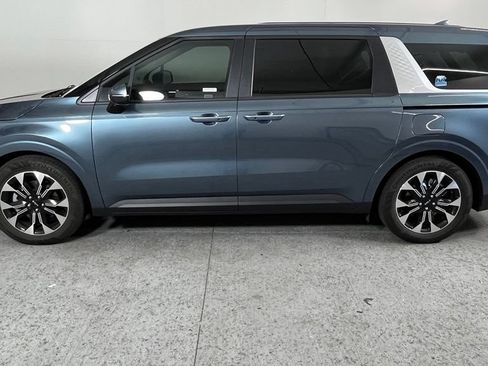 Used 2024 Kia Carnival EX FWD image 6