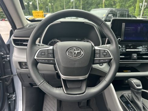 Used 2023 Toyota Highlander XLE FWD image 26