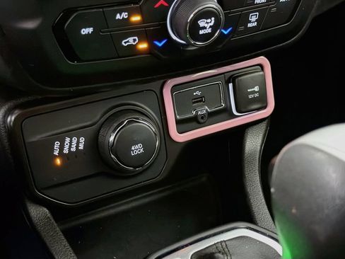 Used 2023 Jeep Renegade Latitude w/ Premium Group AWD/4WD image 34