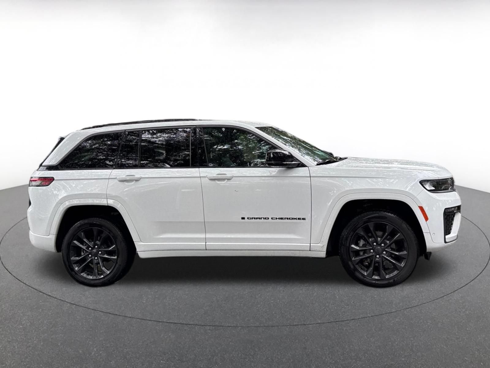 Used 2026 Jeep Grand Cherokee Limited AWD/4WD image 13