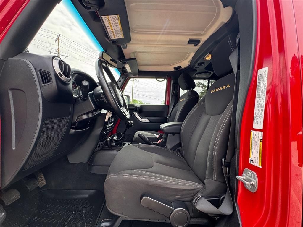Used 2014 Jeep Wrangler Unlimited Sahara w/ Connectivity Group AWD/4WD image 15