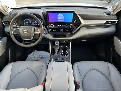 Used 2024 Toyota Highlander Platinum AWD/4WD image 19