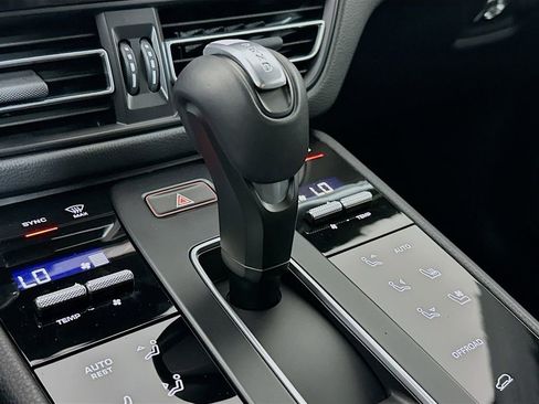 Certified 2026 Porsche Macan AWD/4WD image 18