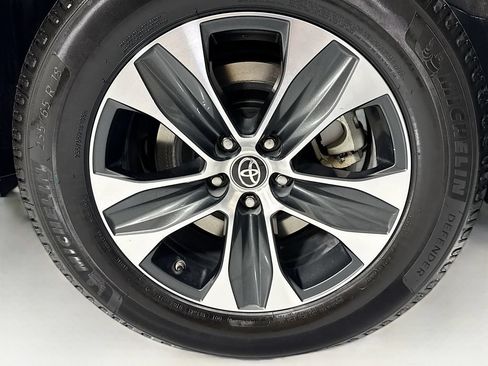 Used 2022 Toyota Highlander XLE AWD/4WD image 32
