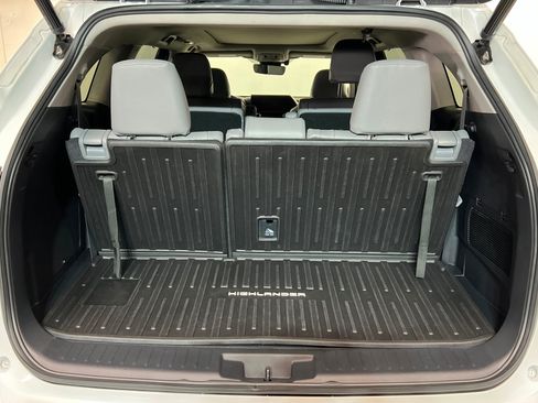 Used 2023 Toyota Highlander Platinum FWD image 24