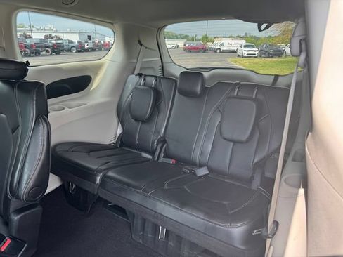 Certified 2024 Chrysler Pacifica Touring-L FWD image 19