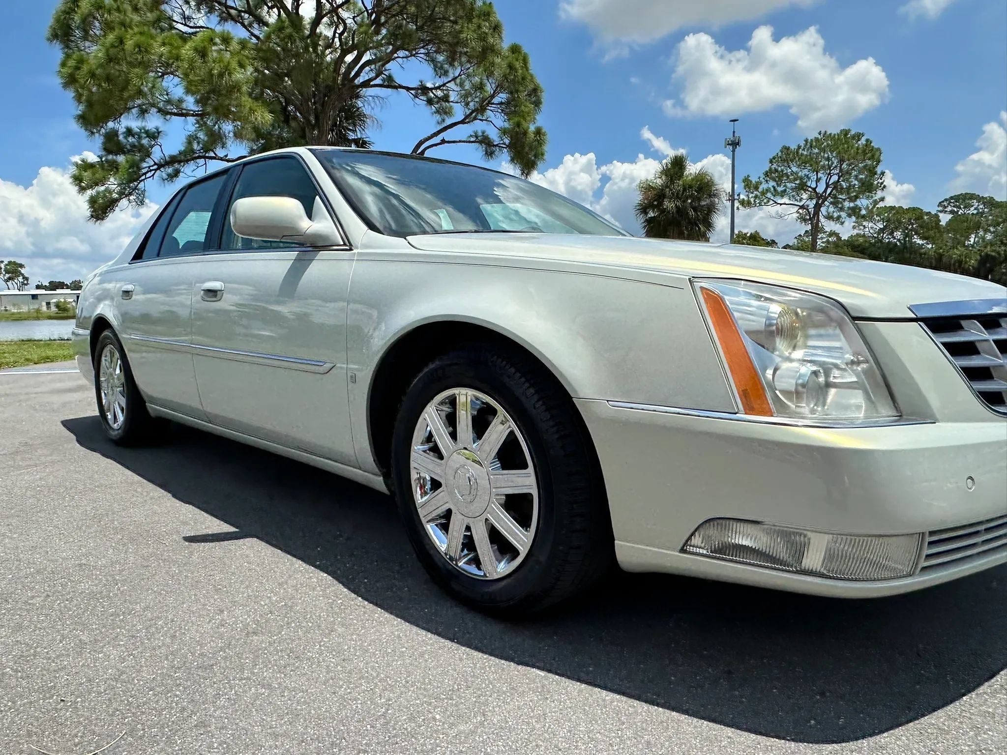 Used 2010 Cadillac DTS Luxury FWD image 6