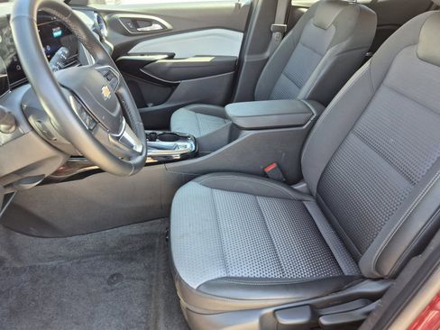 Used 2025 Chevrolet Trax LT w/ LT Convenience Package image 28