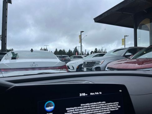 Used 2025 Hyundai Elantra Limited image 17