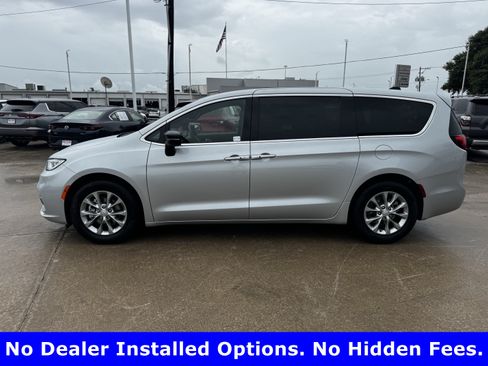 Used 2026 Chrysler Pacifica Limited FWD image 7