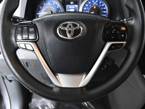 Used 2020 Toyota Sienna L image 10