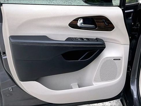 Used 2022 Chrysler Pacifica Limited w/ Uconnect Theater Family Group FWD image 23