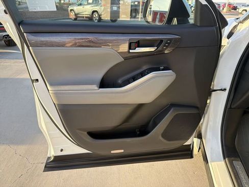 Used 2022 Toyota Highlander Limited image 9