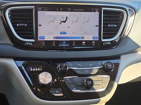 Certified 2024 Chrysler Pacifica Touring-L image 20