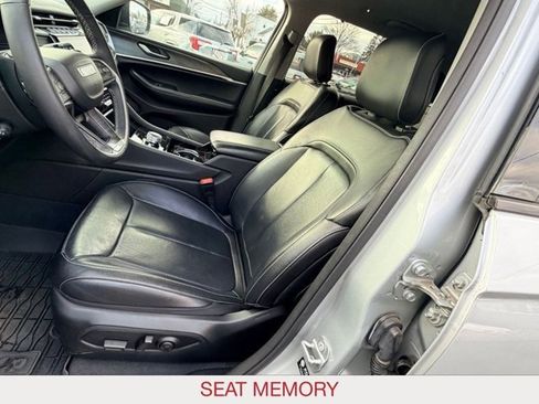 Used 2023 Jeep Grand Cherokee L Limited w/ Luxury Tech Group II image 18