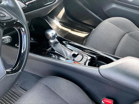 Used 2019 Toyota C-HR XLE FWD image 16