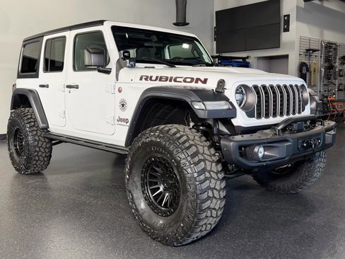 Used 2025 Jeep Wrangler Unlimited Rubicon image 2