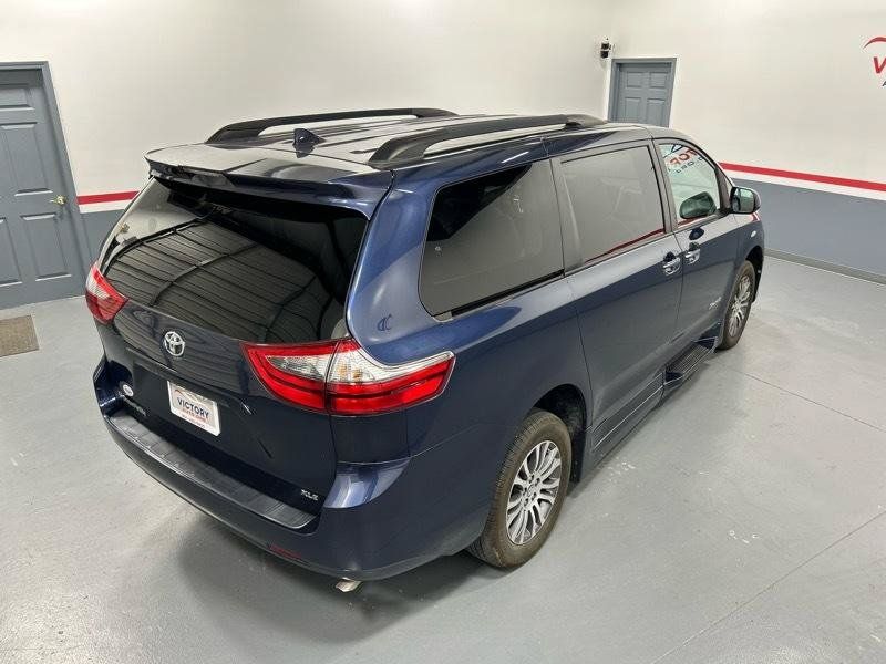 Used 2020 Toyota Sienna XLE w/ XLE Navigation Package FWD image 6