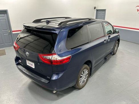 Used 2020 Toyota Sienna XLE w/ XLE Navigation Package image 6