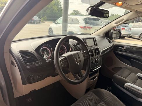 Used 2020 Dodge Grand Caravan SE w/ UConnect Hands-Free Group FWD image 9