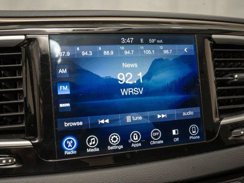 Used 2017 Chrysler Pacifica Touring image 12