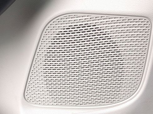 Used 2018 Chrysler Pacifica Touring-L image 33