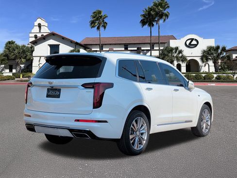 Used 2023 Cadillac XT6 Premium Luxury w/ Technology Package FWD image 2
