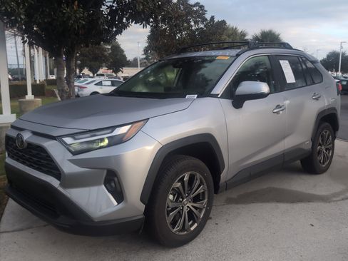 Certified 2025 Toyota RAV4 XLE Premium image 5