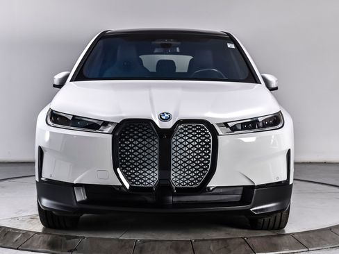 Used 2024 BMW iX xDrive50 w/ Premium Package AWD/4WD image 9