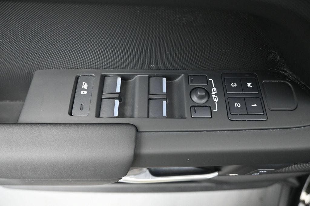 Used 2025 Land Rover Defender 110 X-Dynamic SE AWD/4WD image 24