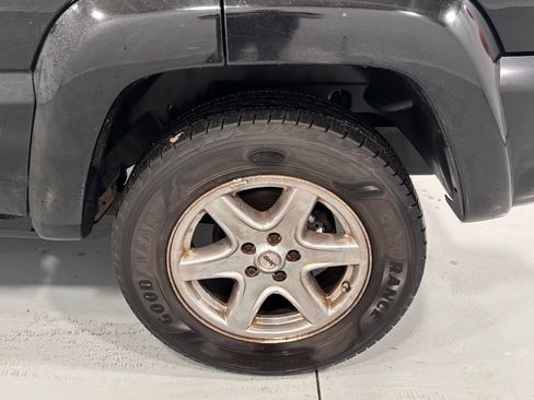 Used 2004 Jeep Liberty Limited w/ 17" Chrome Wheel & Tire Group image 31