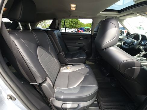 Used 2023 Toyota Highlander XLE FWD image 13