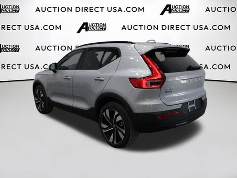 Used 2025 Volvo XC40 B5 Plus image 5