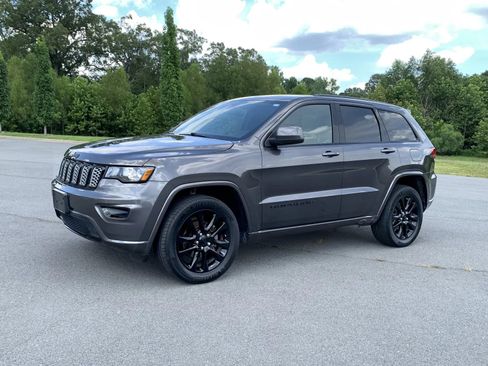 Used 2019 Jeep Grand Cherokee Altitude AWD/4WD image 3