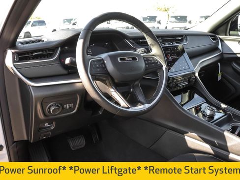 New 2025 Jeep Grand Cherokee Altitude image 4