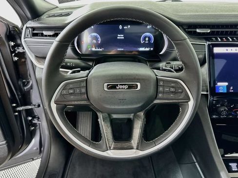 Used 2025 Jeep Grand Cherokee Limited AWD/4WD image 14