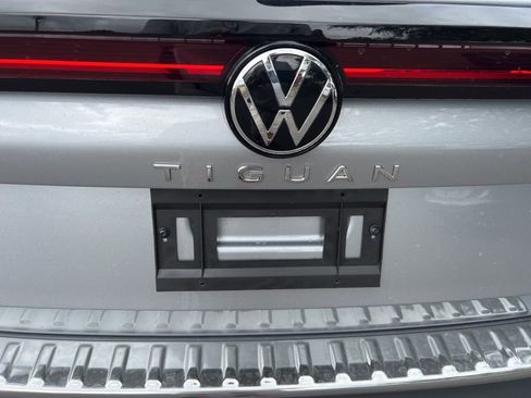 New 2025 Volkswagen Tiguan SE image 10