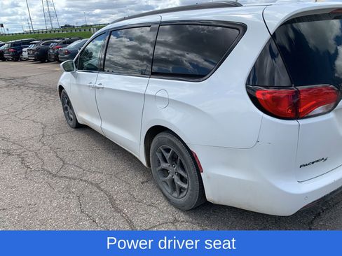 Used 2018 Chrysler Pacifica Touring-L Plus w/ S Appearance Package FWD image 6