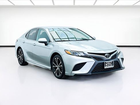 Used 2019 Toyota Camry SE image 3