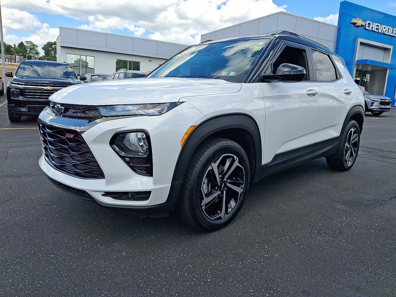 Used 2023 Chevrolet TrailBlazer RS w/ Sun and Liftgate Package AWD/4WD image 1