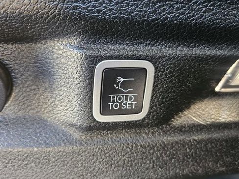 Used 2023 Jeep Grand Cherokee L Limited w/ Black Appearance Package image 17