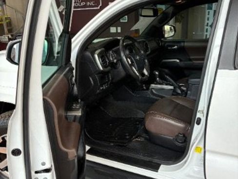 Used 2017 Toyota Tacoma Limited w/ Tow Package image 16