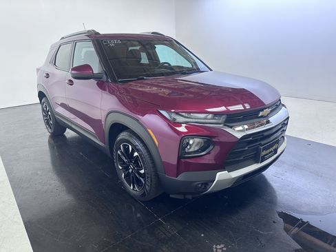 Used 2022 Chevrolet TrailBlazer LT w/ Convenience Package FWD image 2