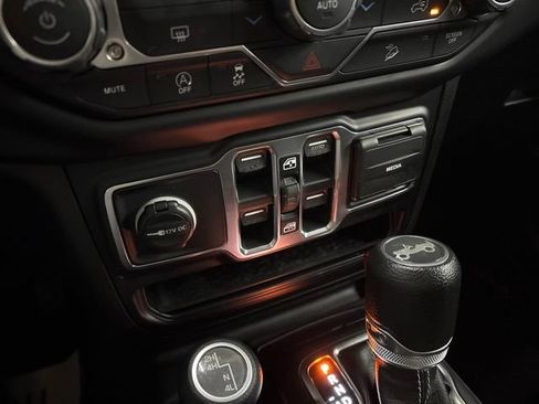 Used 2019 Jeep Wrangler Unlimited Sahara w/ Uconnect 4C Nav & Sound Group AWD/4WD image 57